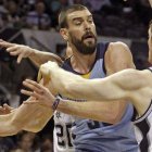 Marc Gasol trata de deshacerse de Aron Baynes, durante el partido que ha enfrentado a los Grizzlies y los Spurs en San Antonio.