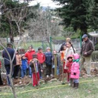 Los niños, padres y monitores en las plantaciones de árboles en la zona del parque infantil