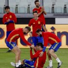 Ramos y Nacho levantan a Morata ante las risas y los aplausos de Piqué, Ander y Silva. JUANJO MARTÍN