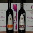 Imagen de archivo de dos botellas de Vinos Villacezán premiado en un concurso