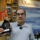 El escritor Celil Oker, durante la presentación de su libro en Gijón