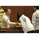 Dos licenciados universitarios japoneses asisten a la ceremonia de bienvenida de los nuevos empleados en la sede de Toyota.