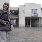 La alcaldesa, delante del Ayuntamiento, donde se abordará la moción de vivienda