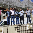 Los mellizos de Valdeón se llevan el homenaje del sus paisanos por promocionar el valle. CAMPOS