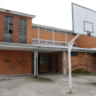 El viejo edificio del colegio de Flores del Sil, en la imagen, será reconvertido. L. DE LA MATA