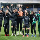 Los jugadores de la Deportiva celebran con sus aficionados la victoria obtenida en Ibiza, que le sitúa en tercera posición con 32 puntos tras 18 jornadas. VICENTE LOF