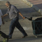 Oubiña, que arrastra una maleta, cuando salió de la cárcel de Navalcarnero (Madrid) en el 2012, tras cumplir una condena de más de 20 años