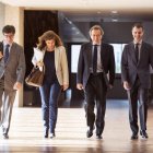 El vicepresidente, rodeado de sus asesores, a su llegada a la comparecencia. R. GARCÍA