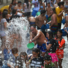 Más de mil personas, de todas las edades, participaron en la guerra con cubos de agua y otras ‘armas’.