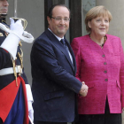 Hollande estrecha la mano de Merkel tras el encuentro en el palacio de El Elíseo.