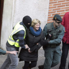 Agentes de la Guardia Civil acompañan a una de las detenidas, la letrada Arantza Zulueta.