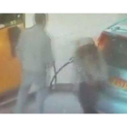 Vídeo de la cámara de seguridad de la gasolinera en que se ve como una mujer le incendia el coche al hombre que se negó a darle un cigarrillo.