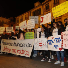 La plaza Mayor de Astorga albergó ayer la concentración a favor de Lucho, Viti y Raúl. JESÚS F. SALVADORES