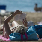 Lectores en la playa.