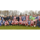 Los equipos de los veteranos del Atlético Bembibre y la Ponferradina junto a Jesús Esteban, Marianín y autoridades. RODO LÓPEZ