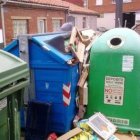 Basura acumulada al lado de los contenedores de los Caserones.