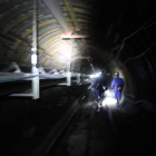 Detalle de dos mineros en un túnel de la Hullera Vasco Leonesa. NORBERTO