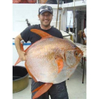 Nick Wegner, biólogo de la NOAA, con un ejemplar de pez luna real.