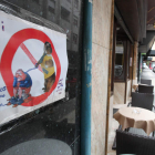 Los comerciantes han colocado carteles para intentar frenar estas conductas.