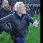 El presidente del PAOK, amedrentando al árbitro