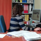 La mujer trabaja en casa y fuera