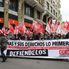 Imagen de una concentración de trabajadores frente a la sede de la Patronal para exigir negociación colectiva. RAMIRO