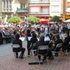 Las autoridades y el público siguieron el concierto de la Banda de Música Beatriz Osorio.