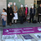 La plataforma volvió a concentrarse ayer en Ponferrada, como todos los sábados. L. DE LA MATA