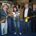 La alcaldesa de Villablino, Ana Luisa Durán, corta la cinta en presencia de otras autoridades.