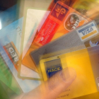 Los fraudes cometidos con las tarjetas bancarias centran ya una de cada tres reclamaciones al Banco de España. EMILIO NARANJO
