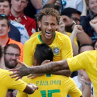 Willian, Paulinho y Danilo felicitan a Neymar.