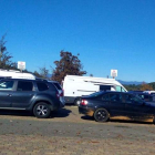 Coches y autocaravanas aparcadas el sábado a la entrada del pueblo de Médulas. DL