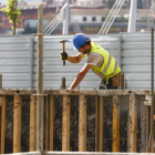 Un trabajador de la construcción realiza un encofrado. LUIS TEJIDO