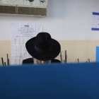 Un judío ultraortodoxo deposita su voto, este martes, en un colegio electoral en Jerusalén.