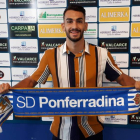 Joaquín posó ayer con la bufanda de su nuevo equipo antes de ponerse a las órdenes de Bolo. SDP