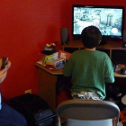 Dos menores juegan al videojuego Assasins Creed 2.