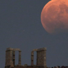 Un eclipse lunar visto desde el templo de Poseidón de Grecia, el año pasado.