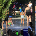 Unos niños se refrescan en una fuente de Madrid, en uno de los días más calurosos del verano.  ZIPI ARAGÓN