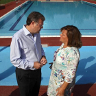 El alcalde de León, Antonio Silván, visita las instalaciones del Coto Escolar acompañado por la directora del centro, Teresa Santamarta