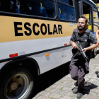 Miembros de la policía brasileña entran corriendo en la escuela tras el tiroteo. MOREIRA