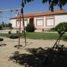 Los columpios situados junto a la escuela estarán vacíos a la hora del recreo.