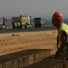 Trabajadores de la construcción, durante unas obras en la provincia leonesa.