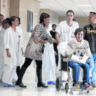 Teresa Romero, su marido y sus compañeros, antes de abandonar el Hospital Carlos III de Madrid.
