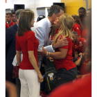 Los Reyes Felipe y Letizia despiden en el aeropuerto de Barajas a la haltera Lidia Valentín (d) antes de partir con el equipo olímpico español rumbo a Río de Janeiro para participar en los Juegos Olímpicos.