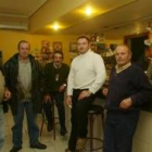 Vecinos de Toral de los Guzmanes comentan en el bar la nueva obra