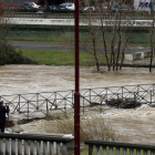 El Ayuntamiento de León decidió ayer cerrar la zona de paseo del río Bernesga extendiendo la prohibición al tránsito por las pasarelas de la zona baja.