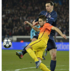 El delantero sueco del Paris Saint-Germain, Ibrahimovic lucha por el balón con Jordi Alba.