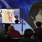 Aficionados surcoreanos al go siguen por una pantalla la primera partida entre el ordenador DeepMind y Lee Se-dol.