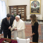 El papa, Pedro Sánchez y su esposa, Begoña Gómez, durante la recepción en el Vaticano. PRESS VATICAN