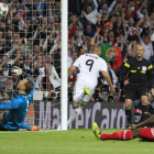 Di María trata de escapar de Javi Martínez, del Bayern de Munich, durante el partido jugado en el Santiago Bernabéu
